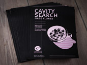 ulotki promujące projekt "Cavity search" w CSW Kronika